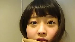 可愛的日本青少年撒尿